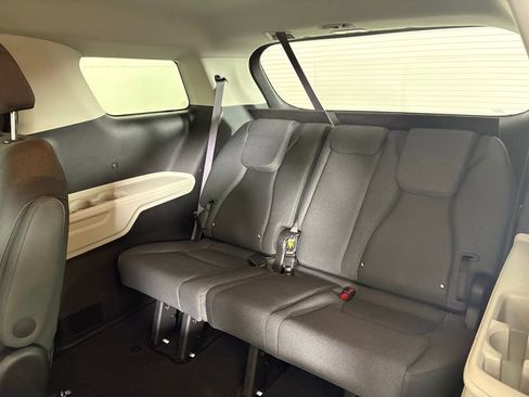 Used 2022 Kia Carnival LX image 35