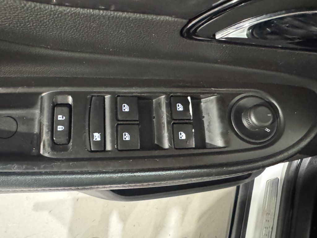 Used 2019 Buick Encore Essence FWD image 18