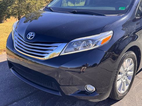 Used 2017 Toyota Sienna Limited Premium image 5