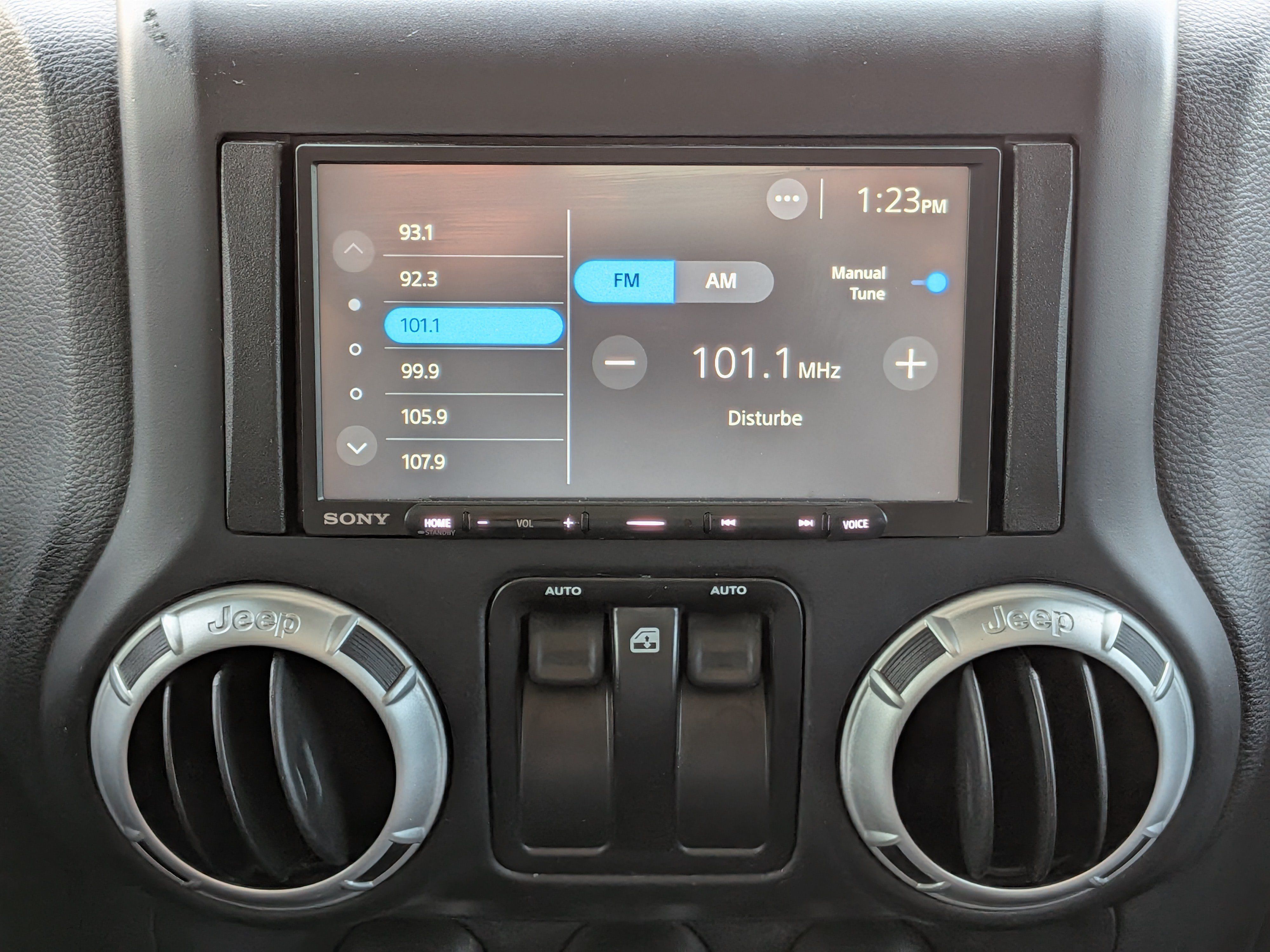 Used 2015 Jeep Wrangler Sahara w/ Connectivity Group AWD/4WD image 19