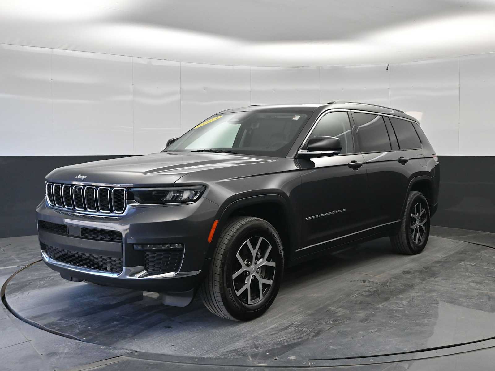 Used 2023 Jeep Grand Cherokee L Limited w/ Luxury Tech Group II AWD/4WD image 4
