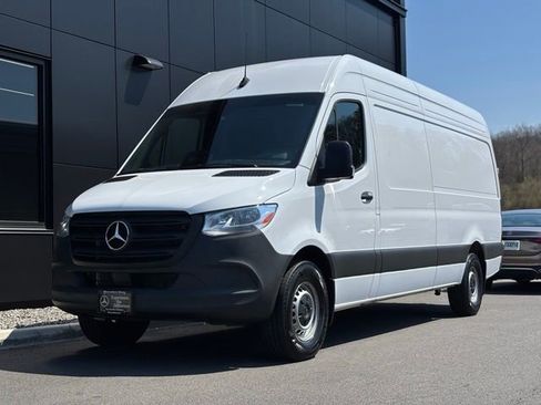 Used 2025 Mercedes-Benz Sprinter 2500 image 2