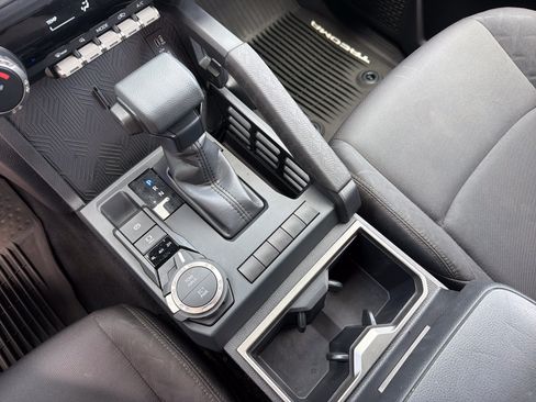 Certified 2025 Toyota Tacoma SR5 AWD/4WD image 17