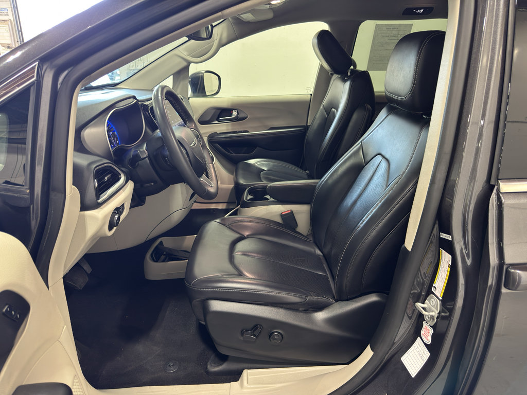 Used 2023 Chrysler Pacifica Touring-L FWD image 40