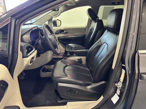 Used 2023 Chrysler Pacifica Touring-L FWD image 40