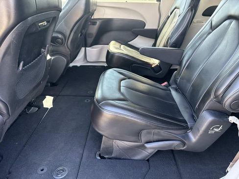 Used 2023 Chrysler Pacifica Touring-L image 14