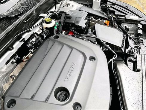 Certified 2025 Volvo XC40 B5 Plus AWD/4WD image 39
