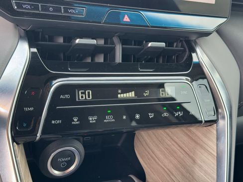 Used 2023 Toyota Venza XLE image 24