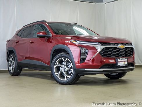Used 2025 Chevrolet Trax LT w/ Driver Confidence Package FWD image 2