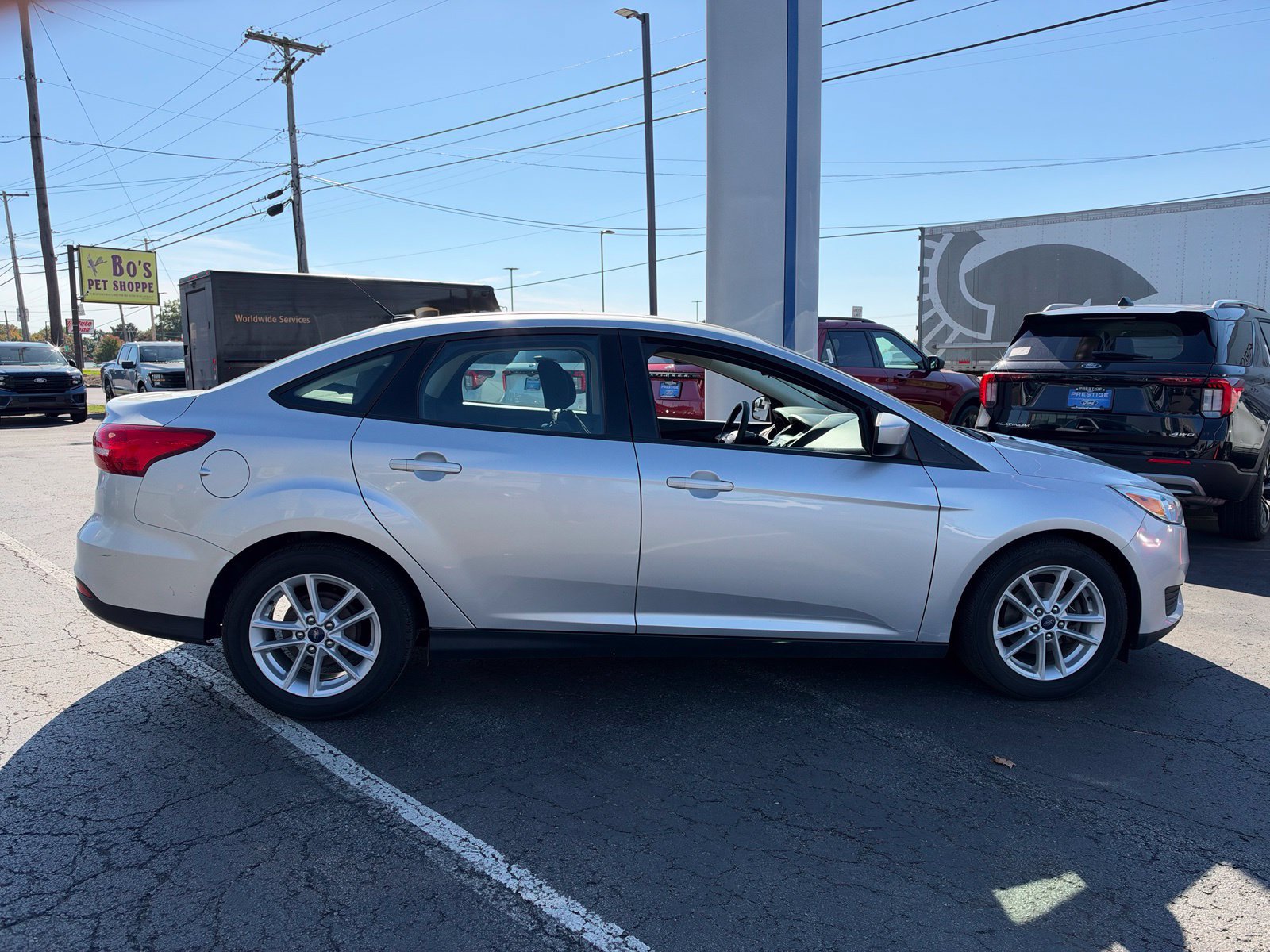 Used 2018 Ford Focus SE FWD image 6