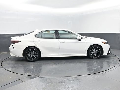 Used 2024 Toyota Camry SE image 4
