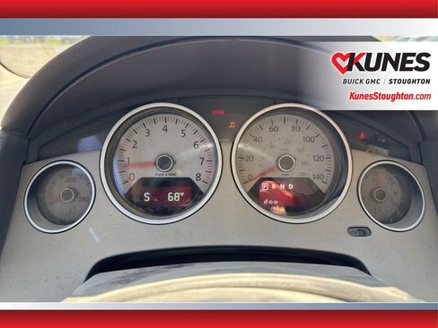Used 2011 Volkswagen Routan SE FWD image 20