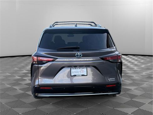 Used 2021 Toyota Sienna Limited image 4