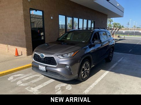 Used 2020 Toyota Highlander XLE FWD image 1