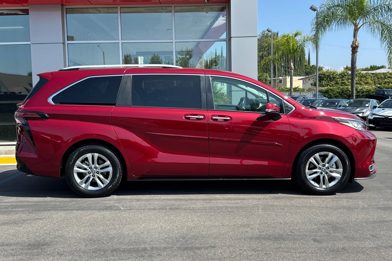 Used 2024 Toyota Sienna Limited FWD image 4