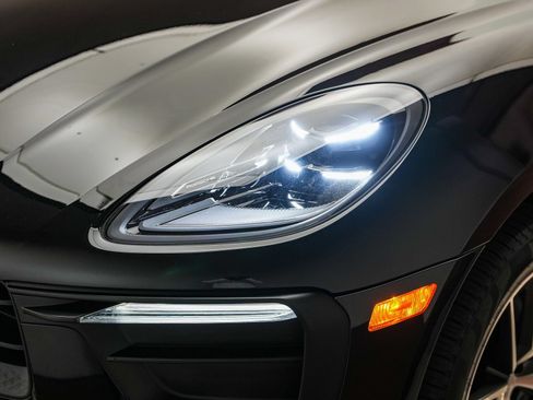 Certified 2024 Porsche Macan AWD/4WD image 10