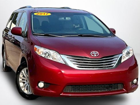Used 2017 Toyota Sienna XLE w/ XLE Navigation Package FWD image 3