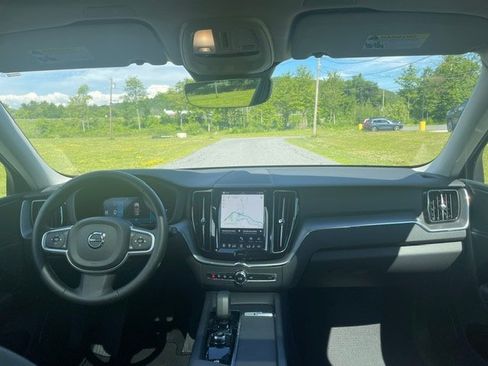 Used 2025 Volvo XC60 B5 Core AWD/4WD image 13