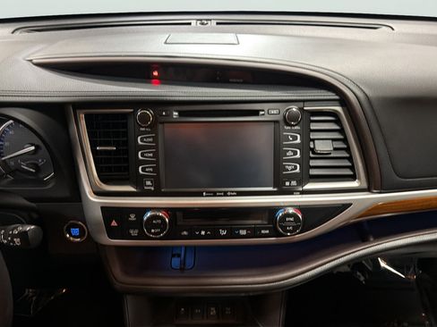 Used 2018 Toyota Highlander Limited Platinum AWD/4WD image 18