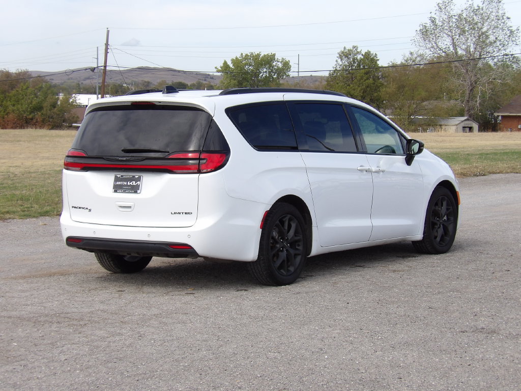 Used 2025 Chrysler Pacifica Limited FWD image 6