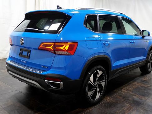 Used 2023 Volkswagen Taos SE w/ Panoramic Sunroof Package AWD/4WD image 4