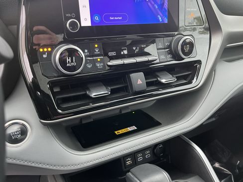 Used 2024 Toyota Highlander XLE image 23