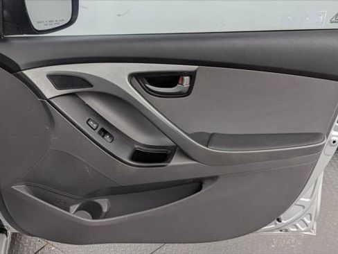 Used 2015 Hyundai Elantra SE FWD image 22