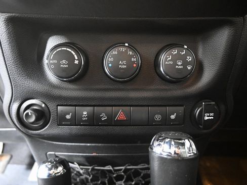 Used 2014 Jeep Wrangler Unlimited Sahara w/ Connectivity Group image 28