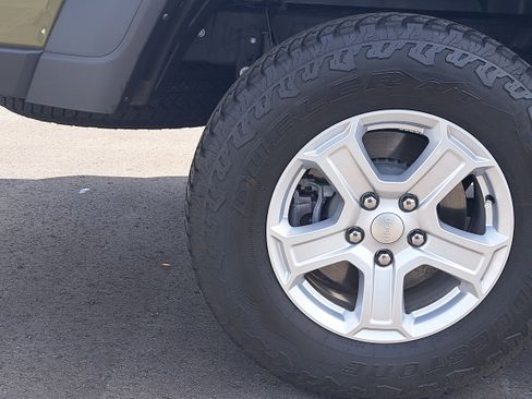 Used 2025 Jeep Gladiator Sport image 7