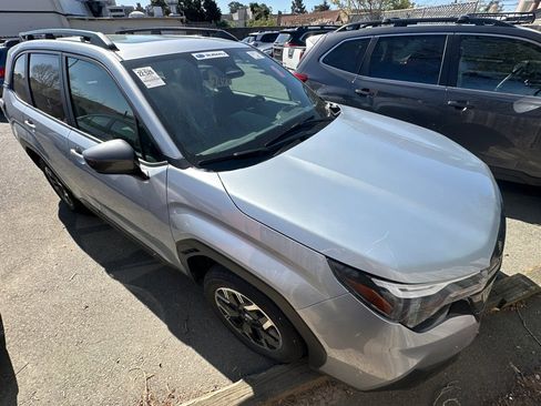 Used 2025 Subaru Forester Premium image 2