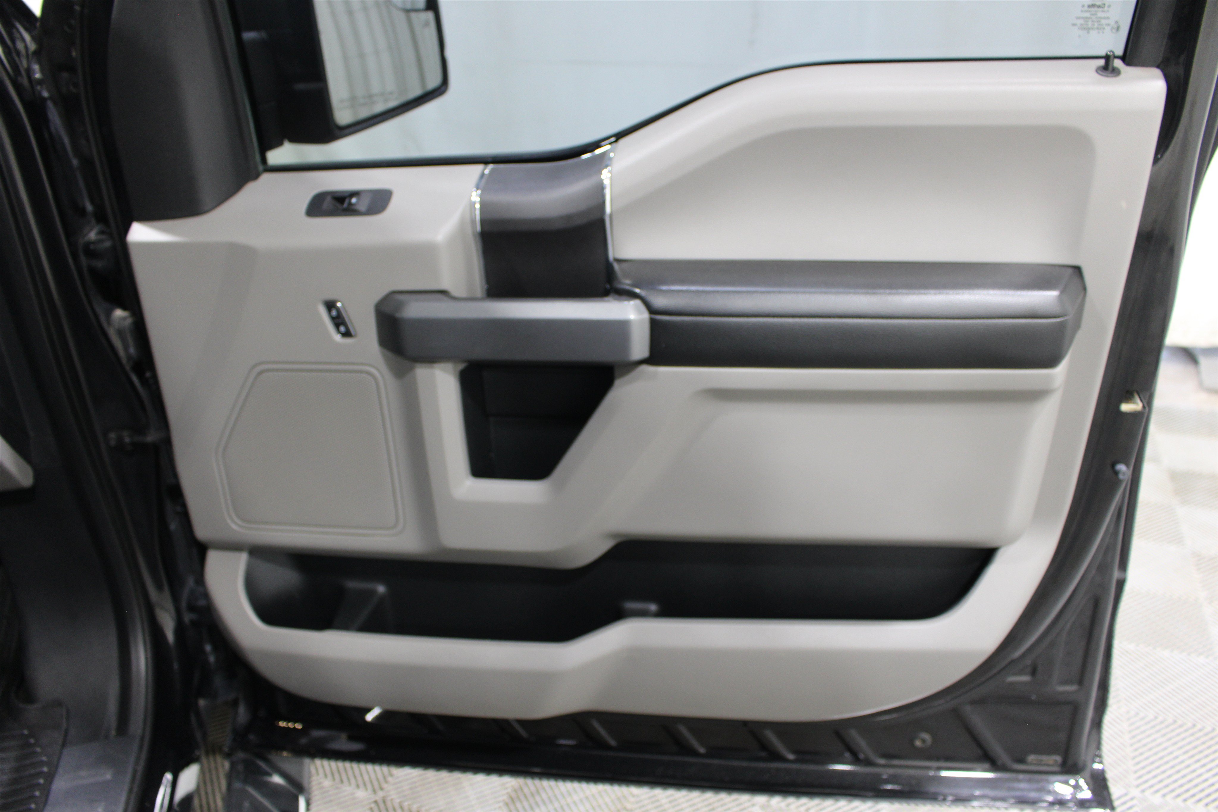 Used 2015 Ford F150 XLT w/ Equipment Group 301A Mid AWD/4WD image 25