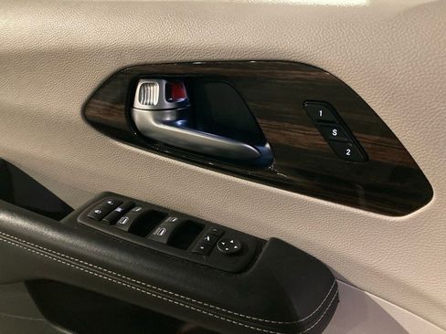 Used 2023 Chrysler Pacifica Limited image 14