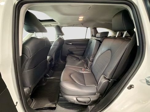 Used 2023 Toyota Highlander XLE AWD/4WD image 20