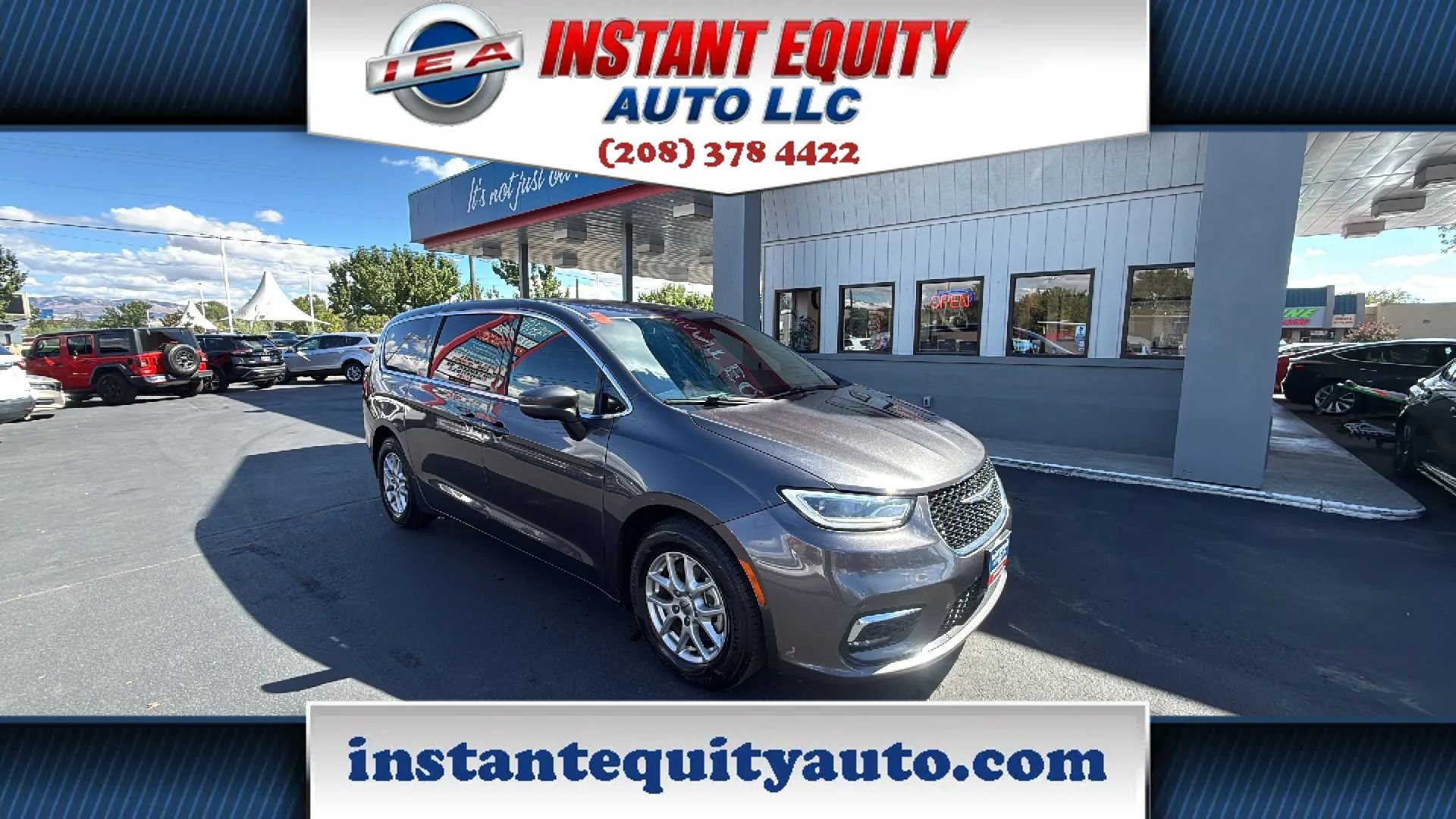 Used 2023 Chrysler Pacifica Touring FWD image 1