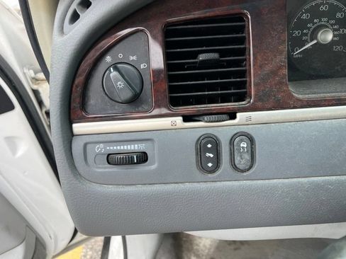Used 2006 Lincoln Town Car Signature RWD image 7
