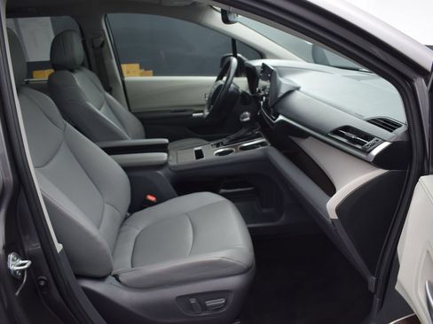 Used 2021 Toyota Sienna XLE FWD image 10