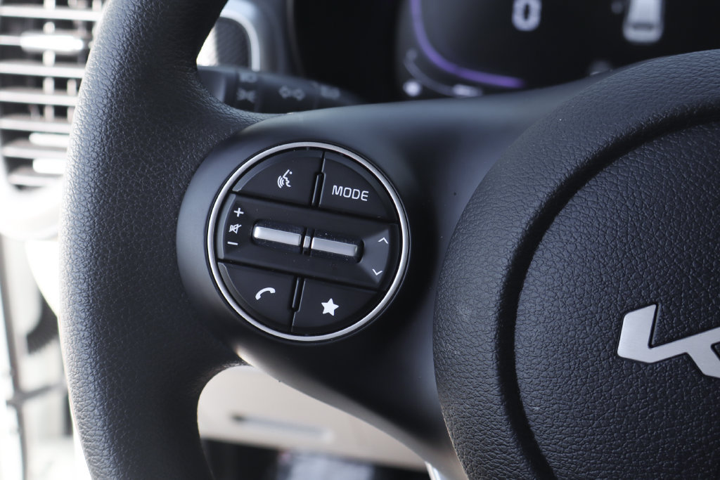 Used 2025 Kia Soul LX w/ LX Technology Package FWD image 24