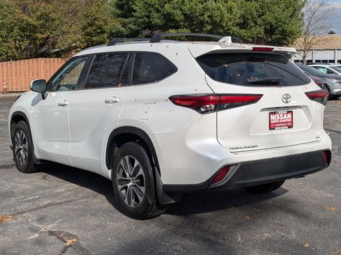 Used 2023 Toyota Highlander XLE image 8