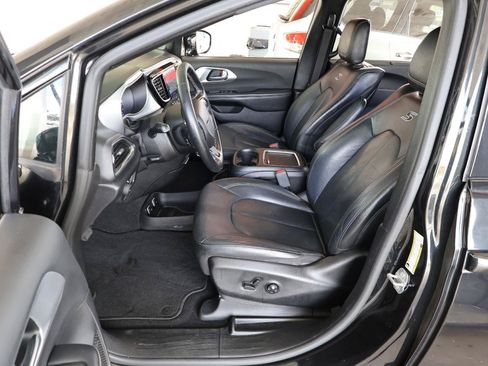 Used 2019 Chrysler Pacifica Touring-L Plus w/ Advanced Safetytec Group FWD image 13