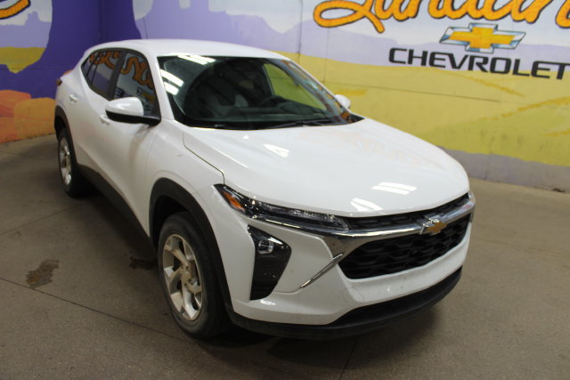 Used 2025 Chevrolet Trax LS w/ LS Convenience Package FWD image 2