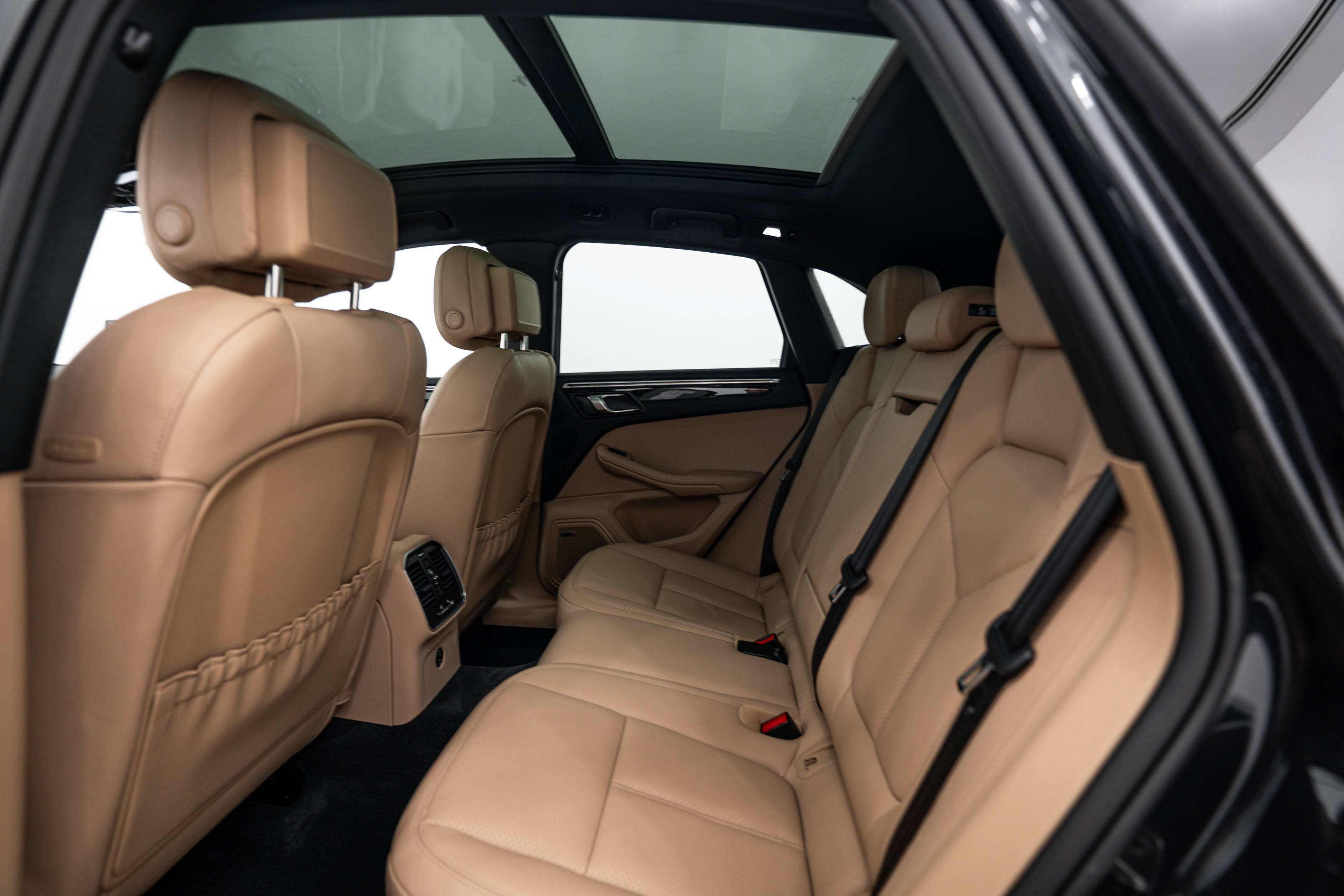 Certified 2025 Porsche Macan AWD/4WD image 20