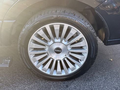 Used 2015 Lincoln Navigator 4WD w/ Equipment Group 101A Reserve image 9