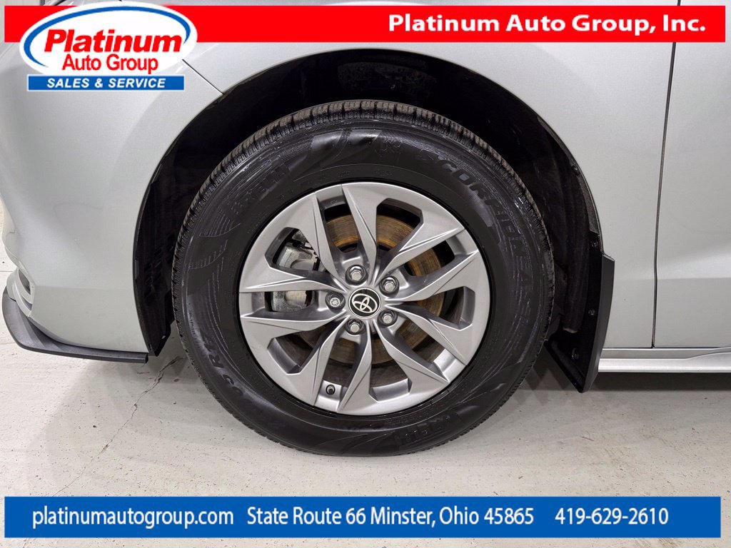 Used 2023 Toyota Sienna XLE AWD/4WD image 56
