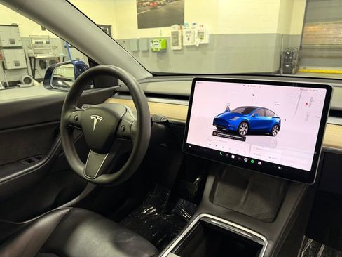 Used 2022 Tesla Model Y Long Range image 28