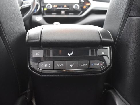 Used 2023 Toyota Highlander Platinum FWD image 30