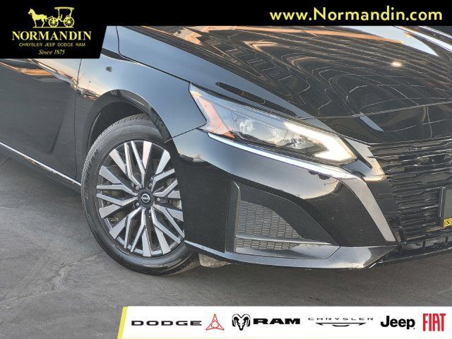 Used 2025 Nissan Altima 2.5 SV FWD image 5