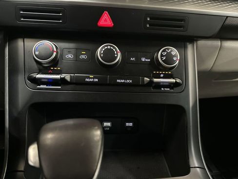 Certified 2024 Kia Carnival LX image 18