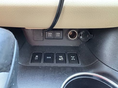 Used 2017 Toyota Highlander AWD V6 image 9