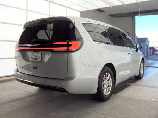 Used 2026 Chrysler Pacifica Select FWD image 2
