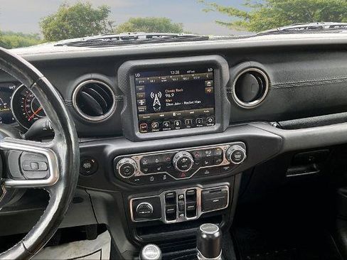 Used 2021 Jeep Gladiator Overland AWD/4WD image 6